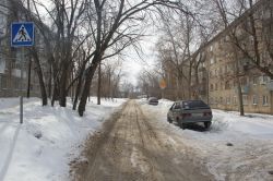 Дорога к лицею №50 и школе №4 покрыта толстым слоем снега и наледи