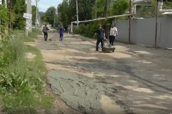 Жители Энгельса своими силами заделали ямы на дороге