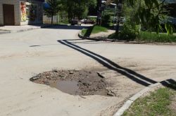 Глубокие ямы затрудняют движение транспортных средств по улице Куприянова