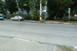 В Энгельсе на улицах Гагарина и Тельмана укладывают верхний слой покрытия