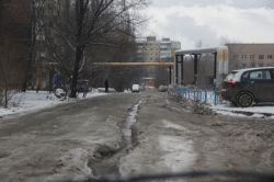 Дороги в Солнечном сковывает льдом из-за коммунальной аварии
