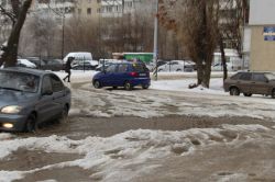 В Ленинском районе двор и две дороги скованы льдом и водой