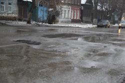 Провал на улице Чапаева больше трех месяцев отсыпают асфальтной крошкой