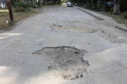 Дорожное покрытие на Ленинградской разбито до основания
