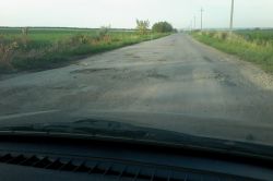 Жители Базарно-Карабулакского района пожаловались на разбитую дорогу