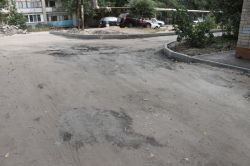 Жители Тульской, 12 просят власти Саратова повлиять на ход ремонта двора
