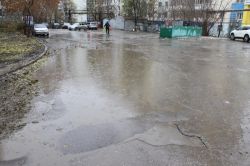 Дорога к многоэтажкам по 4-му проезду Чернышевского полностью разбита