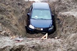 В Поливановке «Сузуки» упал в яму посреди дороги