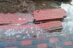 В Саратове в раскопанную яму рухнули ограждение и тротуарная плитка у памятника архитектуры