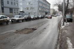 Забытый раскоп на улице Чернышевского затрудняет движение общественного транспорта