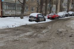 Глубокая просадка затрудняет движение по улице Кузнечной
