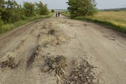 Разбитая дорога с падающими деревьями отрезала жителей сел от Калининска