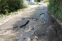 Коммунальный ручей уже больше месяца размывает дорогу на Заводской