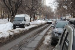 Саратовцы жалуются на нерасчищенные дороги и тротуары у 1-го роддома