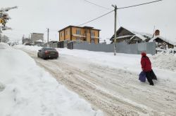 Улица Алексеевская оказалась в снежной блокаде