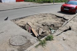 Безопасному проезду по Кузнечной мешают брошенные раскопы и сильные просадки