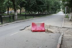 На улице Ломоносова несколько недель не устраняют раскоп