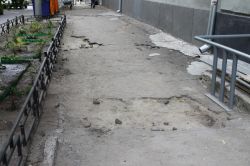 Саратовцы пожаловались на разбитый тротуар в центре города