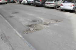 Больше месяца в центре Саратова не могут устранить провал на отремонтированной дороге