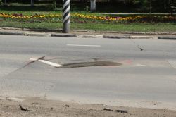 Провал на улице Соколовой создает угрозу возникновения ДТП