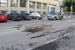 Очередной брошеный раскоп на Новоузенской заставляет автомобилистов ездить по тротуару