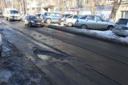Улица Степана Разина покрылась многочисленными ямами и выбоинами