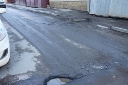 Жители Волжского района жалуются на разбитую дорогу на Малой Соляной улице