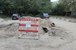 Во дворе на Куприянова уже месяц находится разрытый коммунальщиками котлован