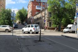 На улице Григорьева образуется затор из-за разрушенного люка