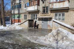 Жители дома на Тархова жалуются на затопление подъездов