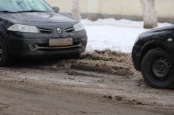 Неубранный снег превращает Аткарскую в однополосную улицу