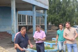 После нареканий Володина к ремонту тротуаров в Петровске их проверил «Дорожный контроль» с депутатом Рогожиным