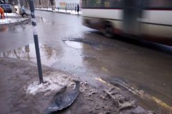 Яму на Астраханской власти продолжают игнорировать