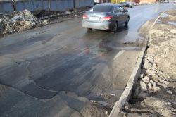 Отремонтированную дорогу перекрыла глубокая просадка