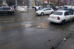 У стадиона «Волга» движению транспорта мешают глубокие выбоины