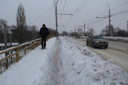 Пешеходы рискуют упасть почти со всех мостов Саратова