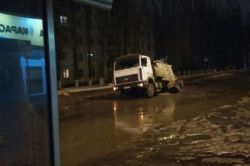 В Саратове в яму провалилась бетономешкалка