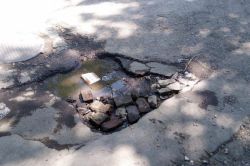 Саратовцы пожаловались на разбитые дороге в районе 4-й Дачной