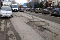 На Чехова снова образуются выбоины