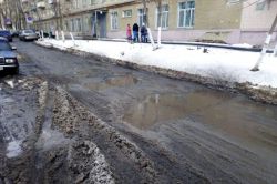 Саратовцы пожаловались на ямы у детской поликлиники