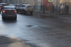 Просадка и ненормативные люки затрудняют движение по улице Кутякова