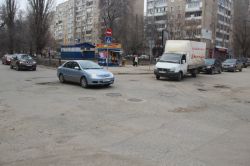 Перекресток улиц Рахова и Зарубина превратился в полосу препятствий