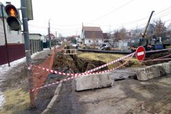 Коммунальные работы на улице Черниговской заставляют водителей объезжать по бездорожью