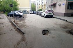 Просадка на Железнодорожной закрывает подъезд к многоквартирным домам
