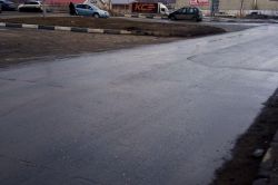 На Технической образуется просадка рядом с остановкой общественного транспорта