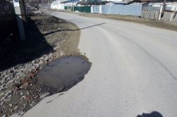 На опасном повороте в Тепличном образовалась глубокая выбоина
