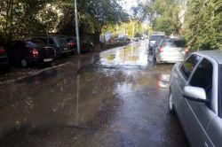 На улице Белоглинской снова образовался провал