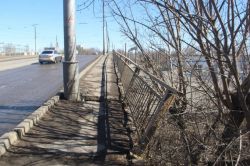 Саратовцы пожаловались на опасный проход по мосту на Вокзальной