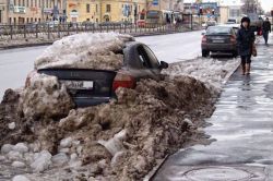 Глава дорожного комитета призвал водителей к совести и взяться за лопаты