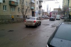 Водители вынуждены двигаться змейкой по центральной улице Саратова